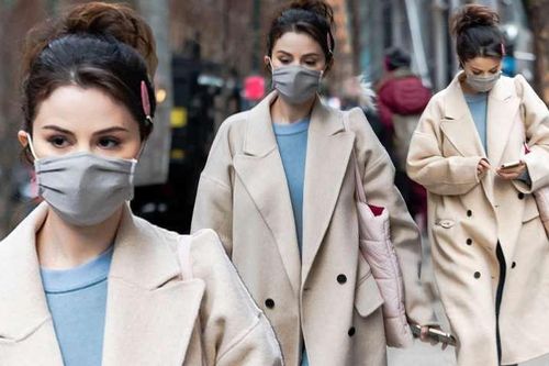Selena Gomez trẻ trung với tóc đuôi ngựa trên phim trường ở New York