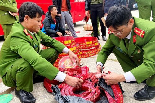 Bắt vụ vận chuyển gần 100 kg pháo nổ bằng xe khách