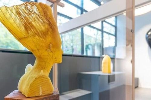Độc đáo tượng điêu khắc từ sáp ong