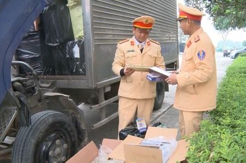 Tài xế xe tải chế thùng phụ để vận chuyển 16.000 bao thuốc lá lậu
