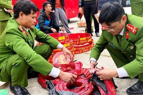 Tài xế xe khách tá hỏa khi phát hiện 4 thùng các tông khách gửi toàn... pháo