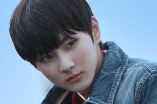 Ai là người dẫn dắt nhóm nhạc tân binh chạy đua với BTS?