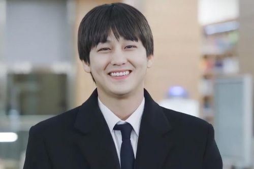 Kim Bum 32 tuổi đóng vai sinh viên năm thứ nhất
