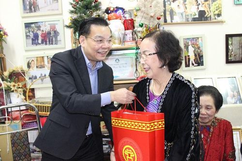 Chủ tịch UBND TP Hà Nội Chu Ngọc Anh thăm, tặng quà Tết gia đình chính sách quận Đống Đa