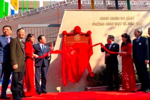 Gắn biển công trình chào mừng Đại hội lần thứ XIII của Đảng cho hai trường học mới