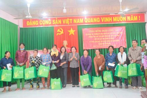 Tặng quà Tết cho hộ nghèo và hỗ trợ học sinh khó khăn
