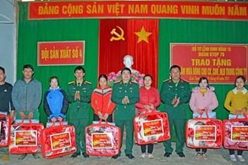 Tặng chăn ấm cho người lao động và đồng bào xã Mô Rai