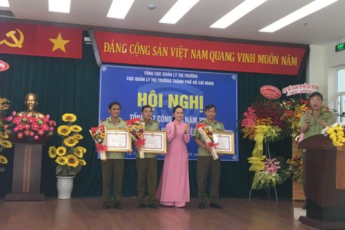 Hàng giả, hàng nhái vẫn bày bán tại các trung tâm thương mại