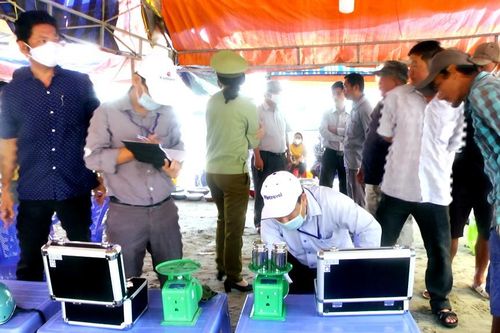 Phát hiện nhiều vụ buôn bán hải sản gian lận tại làng Chài Mũi Né