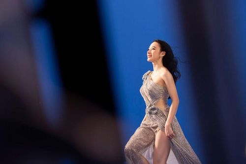 Liên tục ăn mặc sexy, Angela Phương Trinh 'lột xác' khác lạ