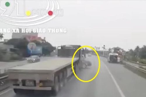 Xe đầu kéo chuyển làn không quan sát kĩ, đâm xe con đi bên cạnh
