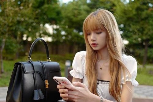 10 món đồ mọi quý cô nên có trong túi xách của mình