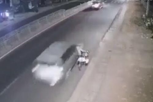 Ô tô 7 chỗ đâm văng cụ ông đang dắt xe trên đường rồi bỏ chạy