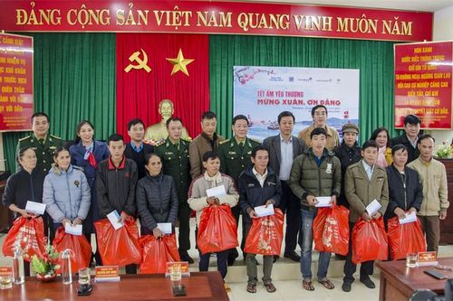 Mang Tết đến 'làng chài Hoàng Sa'