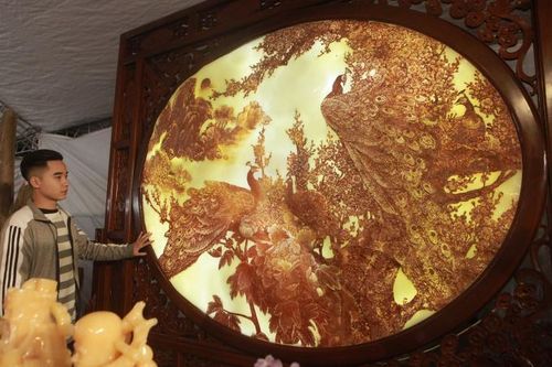 Bức tranh bằng ngọc nguyên khối nặng hơn 1 tấn ở hội chợ Tết Tân Sửu