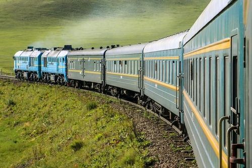 Cậu bé người Nga bị bạn ép đu tàu lửa khiến 2 chân bị cán đứt