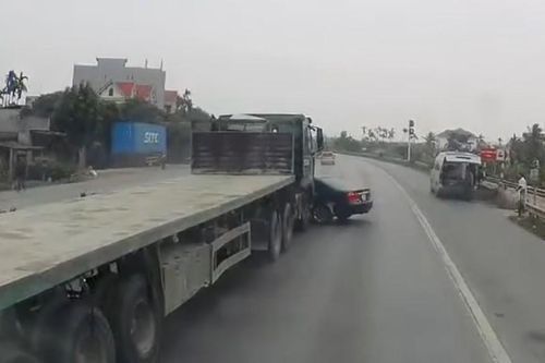 Chuyển làn không quan sát, xe đầu kéo húc trúng sedan