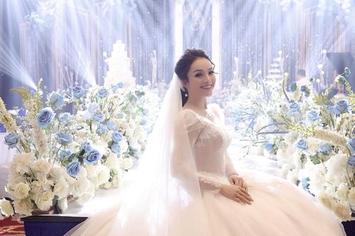 Ca sĩ Tân Nhàn bất ngờ kết hôn với một Phó giáo sư trẻ