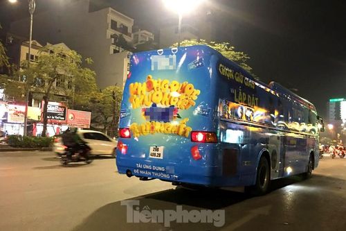 Ô tô 45 chỗ vẫn ngang nhiên dán decal quảng cáo kín xe diễu phố Hà Nội
