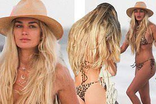 Shayna Taylor thả dáng nóng bỏng với bikini ở biển