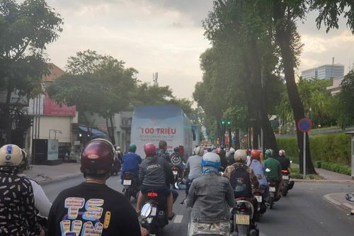 Quảng cáo 'bẩn' bằng xe bịt bùng xuất hiện trên đường phố TPHCM