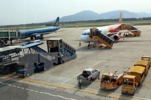 Xe đầu kéo va chạm ô tô trong sân bay Nội Bài