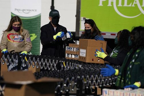 Hình ảnh gia đình Biden làm từ thiện trước ngày nhậm chức
