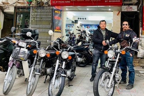 Xe máy cũ giá ngang ngửa ô tô, khách Việt chịu chi sắm chơi Tết