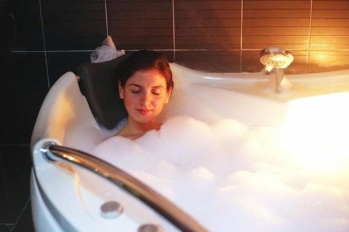 Tắm khuya gây ra tác hại gì, tắm thế nào cho an toàn sức khỏe?