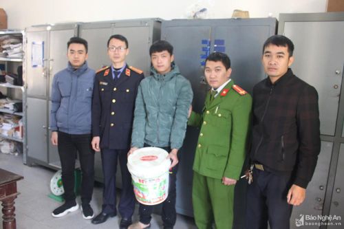Bắt thanh niên mua nguyên liệu trên mạng chế thuốc pháo bán kiếm lời