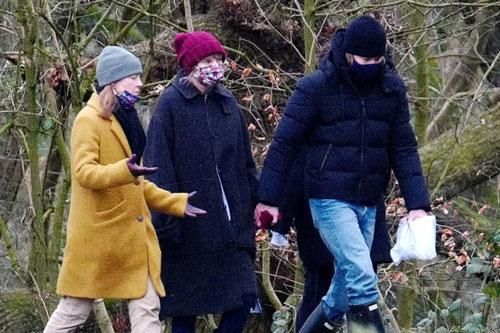 Taylor Swift tay trong tay với Joe Alwyn và có cả mẹ bạn trai bên cạnh, phải chăng đã được chấp nhận làm 'con dâu tương lai'?