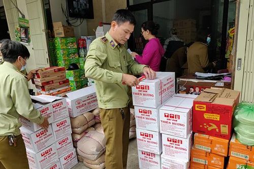 Đà Nẵng: Phát hiện hạt dưa có dấu hiệu giả mạo, pháo lậu, bình xịt hơi cay trái phép