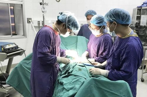 Bác sĩ ra tay cứu 'của quý' bị 'hỏng' sau khi cắt bao quy đầu ở phòng khám tư