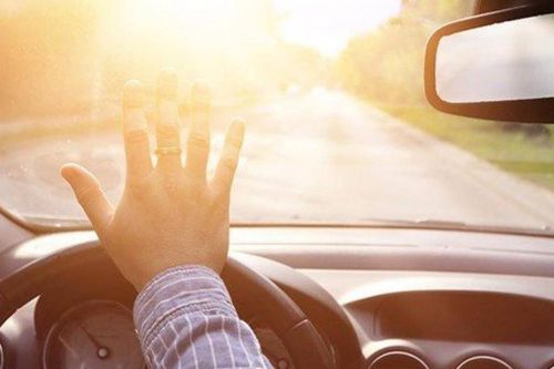 Những cách khắc phục tình trạng chói mắt khi lái xe