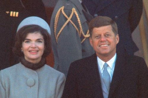 Mũ của Jackie Kennedy trong lễ nhậm chức của chồng: Khi 'lỗi' thời trang thành biểu tượng phong cách