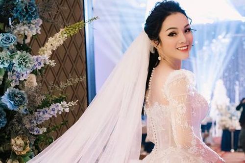 Ca sĩ Tân Nhàn bất ngờ kết hôn lần 2, giấu kín mặt chú rể