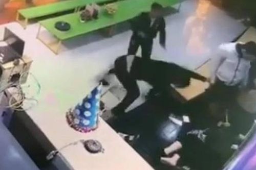 Chính quyền xã thông tin về người phụ nữ đang bế con bị 2 thanh niên hành hung dã man