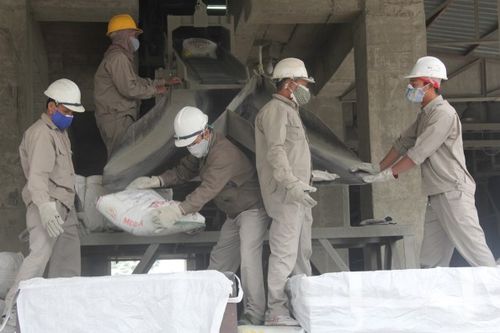 Tặng Bằng khen cho 8 tập thể, cá nhân trong thực hiện nhiệm vụ thu ngân sách Nhà nước