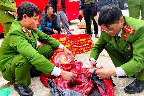 Băt giữ xe khách vận chuyển 83 kg pháo nổ