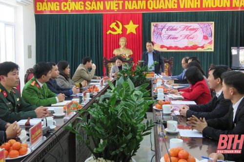 Trưởng ban Tổ chức Tỉnh ủy Nguyễn Văn Hùng kiểm tra tình hình sản xuất, thăm hỏi gia đình chính sách tại Thạch Thành