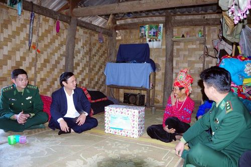 Tặng quà các gia đình có hoàn cảnh khó khăn tại xã Pa Thơm