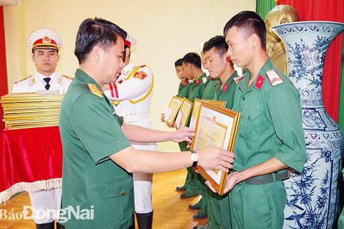 Tiễn quân nhân hoàn thành nghĩa vụ trở về địa phương