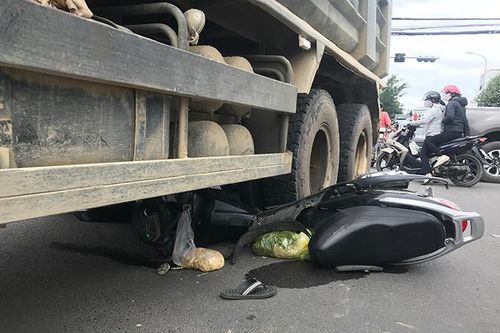 Va chạm với xe tải, xe máy bị cuốn vào gầm
