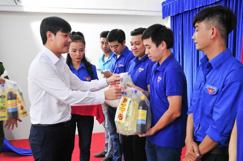 Trao 100 suất quà cho các thanh niên công nhân khó khăn