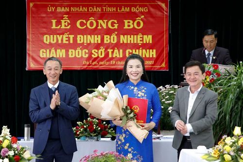 Trao Quyết định bổ nhiệm Giám đốc Sở Tài chính đối với bà Phạm Thị Tường Vân