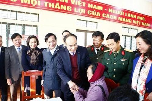 Khám bệnh, cấp phát thuốc miễn phí và tặng quà tết gia đình chính sách