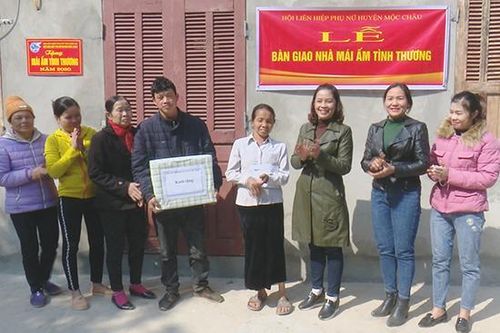 Hội LHPN huyện Mộc Châu trao nhà 'Mái ấm tình thương' cho hội viên nghèo