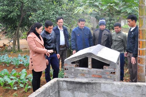 Vận động nhân dân xây bể chứa, xử lý rác