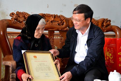 Lãnh đạo tỉnh tặng quà tết tại huyện Yên Sơn