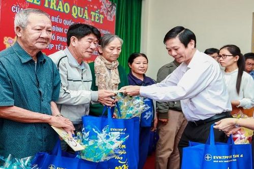 Nhà máy Nhiệt điện Vĩnh Tân 4: Trao tặng 100 suất quà nghĩa tình cho hộ nghèo trong dịp Tết đến xuân về